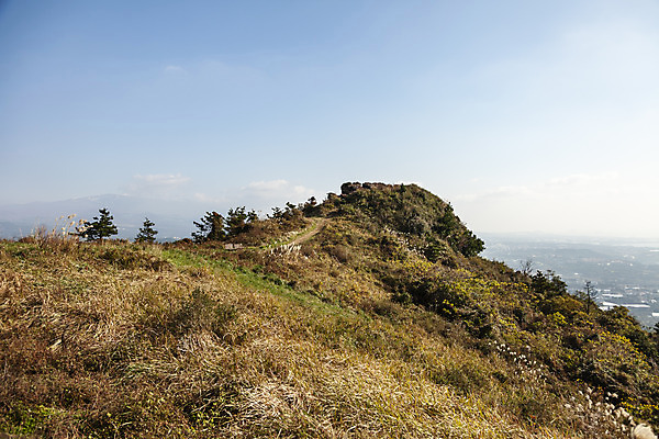 포토 JPG 주간 구름 여행 자연 하늘 풍경 사람없음 야외 제주도 가을풍경 가을 가을여행 국내여행 군산오름 국내포토 자연요소 계절 한국 생태계 오름 서귀포 파일형식 가을_계절
