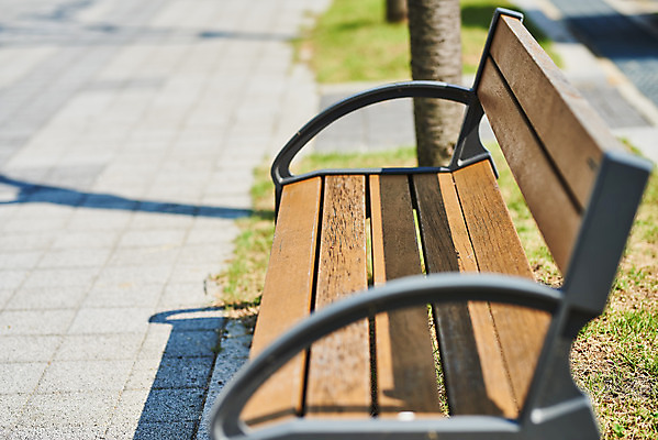 포토 JPG 주간 공원 여유 벤치 휴식 사람없음 야외 힐링 조용 휴식처 국내포토 자연요소 공공시설 감정 컨셉 의자 파일형식