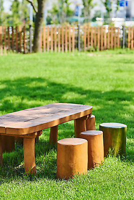 포토 JPG 주간 공원 여유 벤치 휴식 잔디 사람없음 야외 힐링 나무의자 조용 탁상 휴식처 국내포토 자연요소 식물 공공시설 감정 가구 컨셉 의자 목재 파일형식