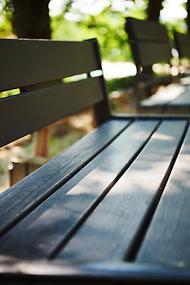 포토 JPG 주간 공원 여유 벤치 휴식 근접촬영 사람없음 야외 아웃포커스 힐링 조용 휴식처 국내포토 자연요소 공공시설 감정 뷰포인트 컨셉 의자 촬영기법 파일형식