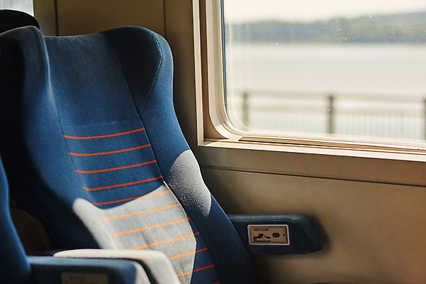 포토 JPG 여유 여행 의자 창문 휴식 실내 사람없음 햇빛 기차 힐링 조용 휴식처 국내포토 감정 육상교통 가구 컨셉 대중교통 내부 태양 파일형식