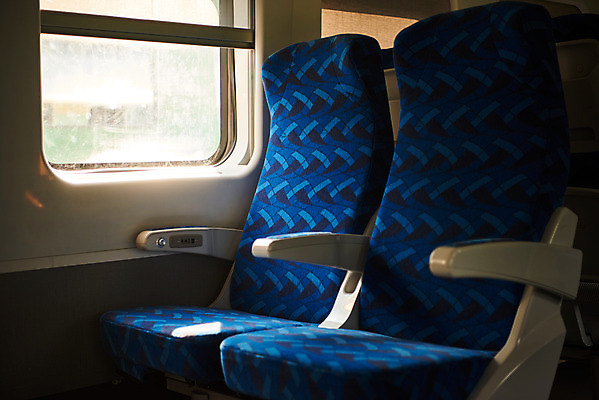 포토 JPG 여유 여행 의자 창문 휴식 실내 사람없음 햇빛 기차 힐링 조용 휴식처 국내포토 감정 육상교통 가구 컨셉 대중교통 내부 태양 파일형식