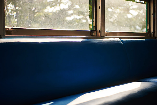 포토 JPG 여유 여행 의자 창문 휴식 실내 사람없음 햇빛 기차 힐링 조용 휴식처 국내포토 감정 육상교통 가구 컨셉 대중교통 내부 태양 파일형식