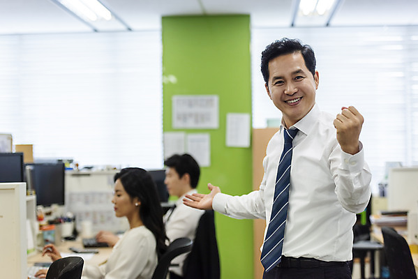 포토 JPG 편집 여자 남자 40대 중년 비즈니스 모션 안내 실내 사람 앉기 정장 상반신 20대 성인 앞모습 옆모습 세명 30대 비즈니스라이프 사무실 한국인 인사 업무 직장인 비즈니스맨 비즈니스우먼 상사 동료 긍정 오피스룩 부하직원 자부심 성인만 국내포토 직업 라이프스타일 옷 뷰포인트 컨셉 관계 동양인 청년 내부 장년 예절 작업 파일형식