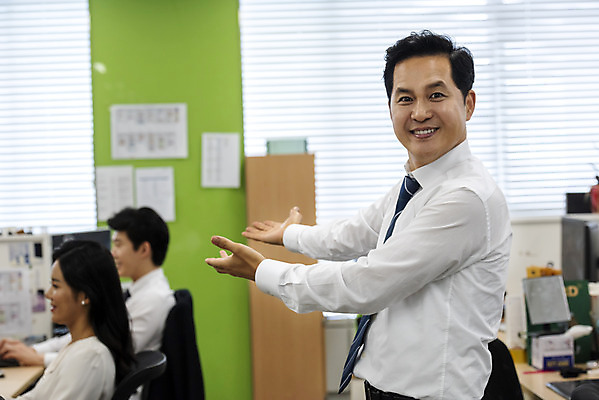 포토 JPG 편집 여자 남자 40대 중년 비즈니스 모션 안내 실내 서기 웃음 사람 앉기 정장 상반신 20대 성인 앞모습 옆모습 세명 30대 비즈니스라이프 사무실 한국인 인사 업무 직장인 비즈니스맨 비즈니스우먼 상사 동료 긍정 오피스룩 부하직원 소개팅 자부심 성인만 국내포토 직업 라이프스타일 옷 뷰포인트 컨셉 관계 표정 동양인 청년 내부 장년 예절 작업 파일형식