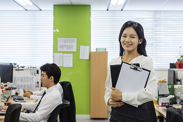 포토 JPG 편집 여자 남자 40대 중년 비즈니스 모션 안내 실내 서기 웃음 들기 사람 앉기 정장 상반신 20대 성인 앞모습 옆모습 세명 30대 비즈니스라이프 사무실 한국인 인사 업무 직장인 비즈니스맨 비즈니스우먼 동료 파일 긍정 오피스룩 서류판 자부심 성인만 국내포토 직업 라이프스타일 옷 뷰포인트 컨셉 관계 표정 동양인 청년 내부 장년 사무용품 예절 작업 파일형식