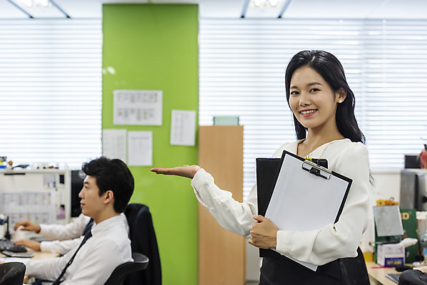 포토 JPG 편집 여자 남자 40대 중년 비즈니스 모션 안내 실내 서기 사람 앉기 정장 상반신 20대 성인 앞모습 옆모습 세명 30대 비즈니스라이프 사무실 한국인 인사 업무 직장인 비즈니스맨 비즈니스우먼 동료 문서 파일 긍정 오피스룩 서류판 자부심 성인만 국내포토 직업 라이프스타일 옷 뷰포인트 컨셉 관계 동양인 청년 내부 장년 사무용품 예절 작업 파일형식