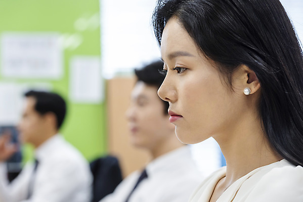 포토 JPG 편집 여자 남자 40대 중년 비즈니스 모션 실내 피곤 사람 앉기 정장 상반신 20대 성인 옆모습 아웃포커스 세명 30대 비즈니스라이프 사무실 한국인 직장인 비즈니스맨 비즈니스우먼 졸음 동료 오피스룩 성인만 국내포토 직업 라이프스타일 옷 감정 뷰포인트 컨셉 관계 촬영기법 동양인 청년 내부 장년 파일형식