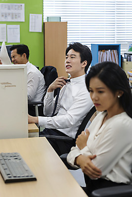 포토 JPG 편집 여자 남자 40대 중년 비즈니스 모션 실내 사람 앉기 정장 상반신 20대 성인 옆모습 아웃포커스 세명 여름 30대 비즈니스라이프 사무실 한국인 추위 직장인 비즈니스맨 비즈니스우먼 더위 동료 오피스룩 냉방병 부채질 성인만 국내포토 직업 라이프스타일 옷 계절 뷰포인트 관계 날씨 촬영기법 동양인 청년 내부 장년 질병 파일형식