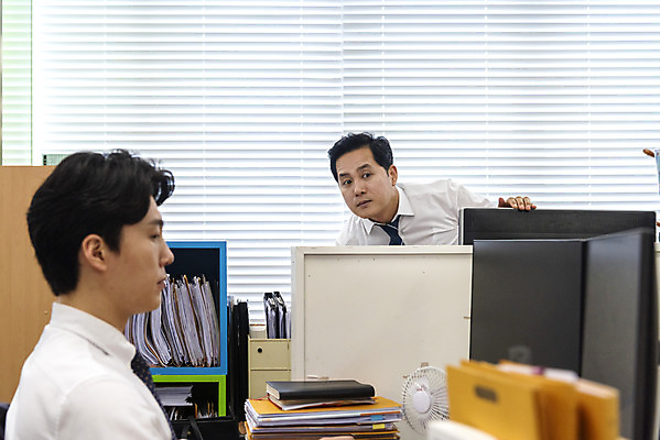 포토 JPG 편집 남자 40대 비즈니스 모션 실내 서기 사람 앉기 정장 상반신 성인 두명 앞모습 옆모습 30대 비즈니스라이프 사무실 모니터 한국인 직장인 비즈니스맨 상사 엿보기 동료 감시 오피스룩 부하직원 성인남자만 국내포토 직업 라이프스타일 옷 뷰포인트 중년 관계 동양인 내부 장년 컴퓨터 남자만 성인만 파일형식