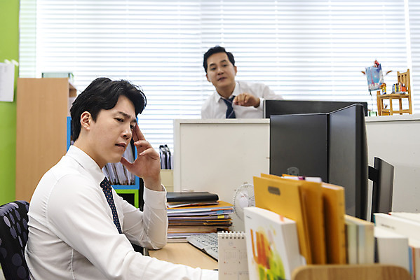 포토 JPG 편집 남자 40대 비즈니스 모션 스트레스 실내 서기 사람 앉기 정장 상반신 성인 두명 앞모습 옆모습 30대 비즈니스라이프 사무실 모니터 한국인 직장인 비즈니스맨 상사 엿보기 동료 고민 감시 오피스룩 불쾌함 부하직원 성인남자만 국내포토 직업 라이프스타일 옷 감정 뷰포인트 중년 관계 동양인 내부 장년 컴퓨터 남자만 성인만 파일형식