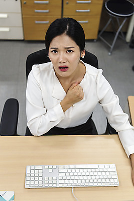 포토 JPG 편집 여자 비즈니스 모션 스트레스 실내 한명 사람 앉기 정장 상반신 20대 성인 비즈니스라이프 하이앵글 사무실 한국인 분노 직장인 비즈니스우먼 질병 가슴 오피스룩 병동 답답함 성인여자한명만 국내포토 직업 1 라이프스타일 옷 감정 뷰포인트 의학 동양인 청년 내부 신체부위 감각 여자한명만 성인여자만 파일형식