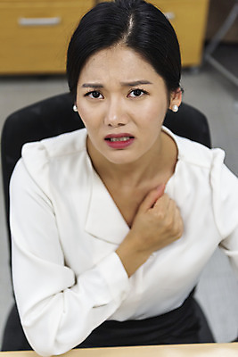 포토 JPG 편집 여자 비즈니스 모션 스트레스 실내 한명 사람 앉기 정장 상반신 20대 성인 앞모습 비즈니스라이프 하이앵글 사무실 한국인 분노 직장인 비즈니스우먼 질병 가슴 오피스룩 답답함 성인여자한명만 국내포토 직업 1 라이프스타일 옷 감정 뷰포인트 의학 동양인 청년 내부 신체부위 감각 여자한명만 성인여자만 파일형식