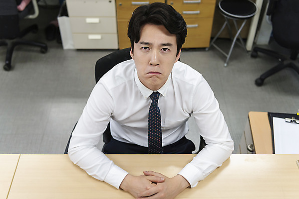 포토 JPG 편집 남자 비즈니스 모션 스트레스 실내 한명 사람 앉기 정장 상반신 성인 앞모습 30대 비즈니스라이프 하이앵글 사무실 한국인 분노 직장인 비즈니스맨 눈물 책상 오피스룩 울상 성인남자한명만 억울 국내포토 직업 1 라이프스타일 옷 감정 뷰포인트 가구 동양인 내부 장년 남자한명만 성인남자만 파일형식
