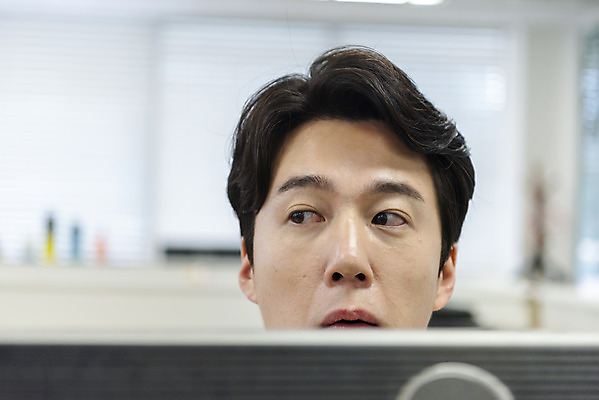 포토 JPG 편집 남자 얼굴 비즈니스 모션 실내 한명 사람 정장 근접촬영 성인 30대 비즈니스라이프 사무실 한국인 업무 직장인 비즈니스맨 퇴근 오피스룩 야근 눈치 성인남자한명만 칼퇴근 국내포토 직업 1 라이프스타일 옷 뷰포인트 동양인 내부 신체부위 장년 작업 출퇴근 남자한명만 성인남자만 파일형식