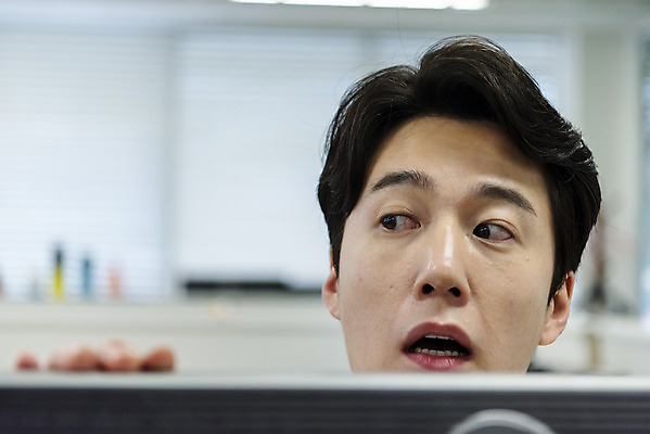 포토 JPG 편집 남자 얼굴 비즈니스 모션 실내 한명 사람 정장 근접촬영 상반신 성인 30대 비즈니스라이프 사무실 한국인 업무 직장인 비즈니스맨 퇴근 오피스룩 야근 눈치 성인남자한명만 칼퇴근 국내포토 직업 1 라이프스타일 옷 뷰포인트 동양인 내부 신체부위 장년 작업 출퇴근 남자한명만 성인남자만 파일형식