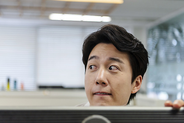 포토 JPG 편집 남자 얼굴 비즈니스 모션 실내 한명 사람 정장 근접촬영 성인 30대 비즈니스라이프 사무실 모니터 한국인 업무 직장인 비즈니스맨 퇴근 오피스룩 야근 눈치 성인남자한명만 칼퇴근 국내포토 직업 1 라이프스타일 옷 뷰포인트 동양인 내부 신체부위 장년 컴퓨터 작업 출퇴근 남자한명만 성인남자만 파일형식