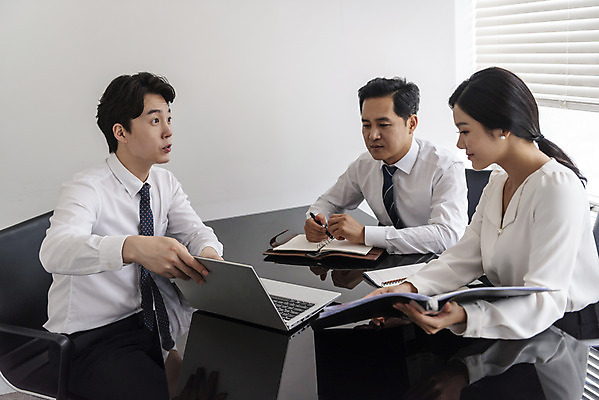 포토 JPG 편집 여자 남자 40대 중년 비즈니스 모션 회의 협력 실내 사람 앉기 정장 상반신 20대 성인 앞모습 옆모습 세명 30대 비즈니스라이프 사무실 한국인 직장인 비즈니스맨 비즈니스우먼 토론 동료 오피스룩 의견 성인만 국내포토 직업 라이프스타일 옷 뷰포인트 관계 동양인 청년 내부 장년 파일형식
