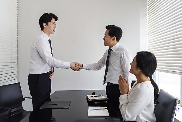 포토 JPG 편집 여자 남자 40대 중년 비즈니스 모션 성공 회의 협력 악수 실내 서기 사람 앉기 정장 상반신 20대 성인 옆모습 세명 30대 비즈니스라이프 사무실 거래 한국인 직장인 비즈니스맨 비즈니스우먼 박수 동료 회의실 긍정 오피스룩 성인만 국내포토 직업 라이프스타일 옷 뷰포인트 컨셉 관계 동양인 손짓 청년 내부 장년 파일형식