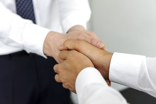 포토 JPG 편집 손 남자 40대 비즈니스 모션 성공 협력 악수 실내 사람 정장 성인 두명 신체부위 30대 비즈니스라이프 사무실 한국인 직장인 비즈니스맨 동료 회의실 계약 긍정 오피스룩 공감 성인남자만 국내포토 직업 라이프스타일 옷 중년 컨셉 관계 동양인 손짓 내부 장년 남자만 성인만 파일형식