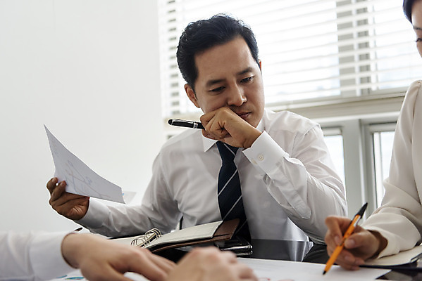 포토 JPG 편집 손 여자 남자 40대 중년 비즈니스 모션 회의 실내 사람 앉기 정장 상반신 성인 앞모습 신체부위 비즈니스라이프 사무실 한국인 직장인 비즈니스맨 비즈니스우먼 상사 토론 집중 동료 회의실 고민 오피스룩 의견 공감 국내포토 직업 라이프스타일 옷 감정 뷰포인트 컨셉 관계 동양인 내부 파일형식