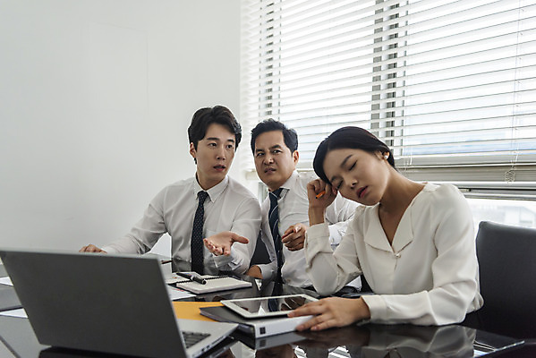 포토 JPG 편집 여자 남자 40대 중년 비즈니스 모션 직장 실내 피곤 사람 앉기 정장 상반신 20대 성인 앞모습 세명 30대 비즈니스라이프 사무실 한국인 가리킴 직장인 비즈니스맨 비즈니스우먼 졸음 동료 회의실 오피스룩 따돌림 부정적 비난 성인만 국내포토 직업 라이프스타일 옷 감정 뷰포인트 컨셉 회사 관계 동양인 손짓 청년 내부 장년 왕따 파일형식