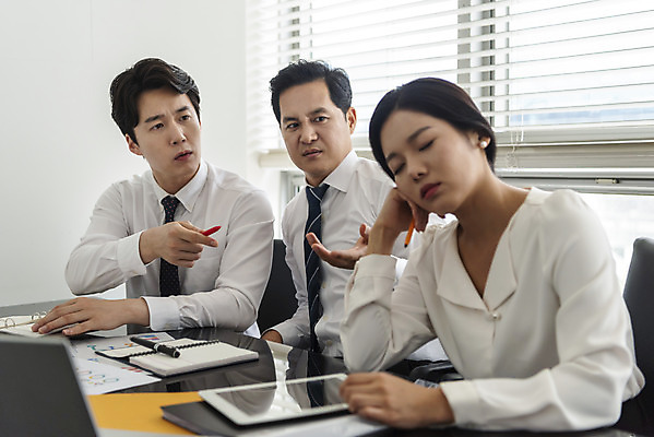 포토 JPG 편집 여자 남자 40대 중년 비즈니스 모션 직장 실내 피곤 사람 정장 상반신 20대 성인 세명 30대 비즈니스라이프 사무실 한국인 가리킴 직장인 비즈니스맨 비즈니스우먼 졸음 동료 회의실 오피스룩 따돌림 부정적 비난 성인만 국내포토 직업 라이프스타일 옷 감정 컨셉 회사 관계 동양인 손짓 청년 내부 장년 왕따 파일형식
