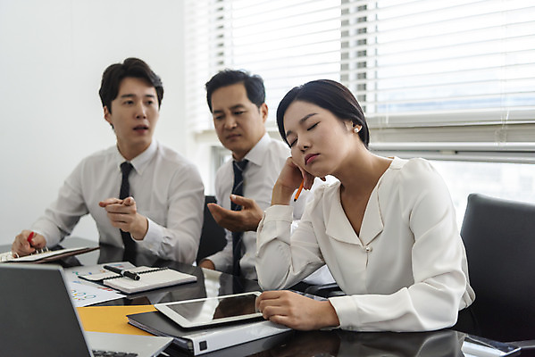 포토 JPG 편집 여자 남자 40대 중년 비즈니스 모션 직장 실내 피곤 사람 앉기 정장 상반신 20대 성인 앞모습 세명 30대 비즈니스라이프 사무실 한국인 가리킴 직장인 비즈니스맨 비즈니스우먼 졸음 동료 회의실 오피스룩 부정적 비난 성인만 국내포토 직업 라이프스타일 옷 감정 뷰포인트 컨셉 회사 관계 동양인 손짓 청년 내부 장년 파일형식