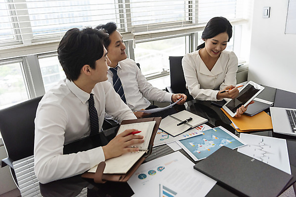 포토 JPG 편집 여자 남자 40대 중년 비즈니스 모션 회의 협력 실내 대화 미소 사람 앉기 정장 상반신 20대 성인 앞모습 세명 30대 비즈니스라이프 사무실 한국인 직장인 비즈니스우먼 토론 동료 회의실 오피스룩 의견 성인만 국내포토 직업 라이프스타일 옷 뷰포인트 관계 표정 말하기 동양인 청년 내부 장년 파일형식