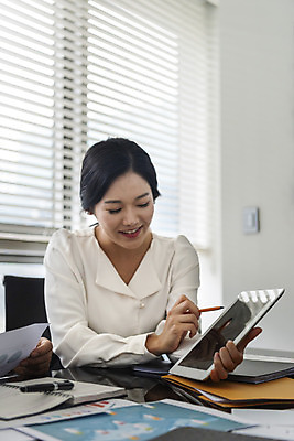 포토 JPG 편집 여자 비즈니스 모션 회의 실내 대화 설명 한명 미소 사람 앉기 정장 상반신 20대 성인 앞모습 비즈니스라이프 스마트기기 태블릿 사무실 한국인 가리킴 직장인 비즈니스우먼 회의실 오피스룩 서류통 성인여자한명만 국내포토 직업 1 라이프스타일 옷 뷰포인트 표정 말하기 동양인 손짓 청년 내부 전자제품 사무용품 여자한명만 성인여자만 파일형식