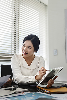 포토 JPG 편집 여자 비즈니스 모션 회의 실내 대화 설명 한명 미소 사람 앉기 정장 상반신 성인 앞모습 비즈니스라이프 스마트기기 태블릿 사무실 한국인 가리킴 직장인 비즈니스우먼 토론 회의실 문서 오피스룩 성인여자한명만 국내포토 직업 1 라이프스타일 옷 뷰포인트 표정 말하기 동양인 손짓 내부 전자제품 여자한명만 성인여자만 파일형식