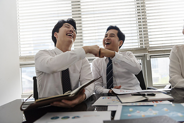 포토 JPG 편집 남자 40대 비즈니스 모션 협력 실내 웃음 사람 앉기 정장 상반신 성인 두명 앞모습 30대 비즈니스라이프 사무실 주먹 우정 한국인 직장인 비즈니스맨 동료 회의실 오피스룩 의리 성인남자만 브로맨스 국내포토 직업 라이프스타일 옷 뷰포인트 중년 관계 표정 동양인 내부 장년 친구 남자만 성인만 파일형식