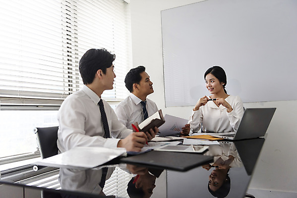 포토 JPG 편집 여자 남자 40대 중년 비즈니스 모션 회의 협력 실내 대화 미소 사람 앉기 정장 상반신 20대 성인 앞모습 옆모습 세명 30대 비즈니스라이프 사무실 한국인 직장인 비즈니스맨 비즈니스우먼 상사 토론 동료 회의실 오피스룩 의견 부하직원 성인만 국내포토 직업 라이프스타일 옷 뷰포인트 관계 표정 말하기 동양인 청년 내부 장년 파일형식