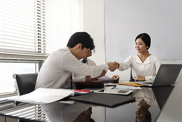 포토 JPG 편집 여자 남자 40대 중년 비즈니스 모션 회의 협력 악수 실내 대화 미소 사람 앉기 정장 상반신 20대 성인 앞모습 옆모습 세명 30대 비즈니스라이프 사무실 한국인 직장인 비즈니스맨 비즈니스우먼 상사 토론 동료 회의실 오피스룩 의견 부하직원 성인만 국내포토 직업 라이프스타일 옷 뷰포인트 관계 표정 말하기 동양인 손짓 청년 내부 장년 파일형식
