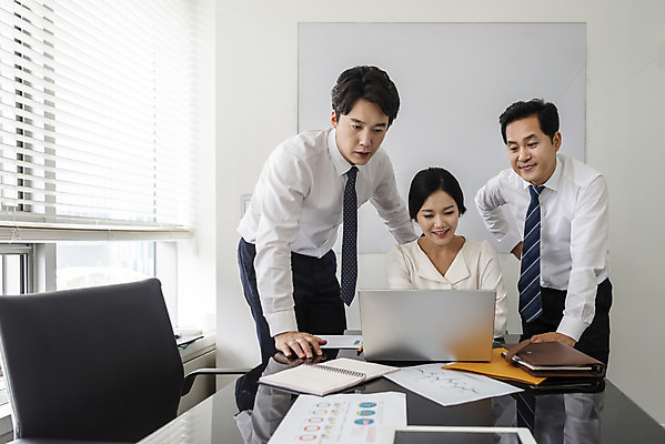 포토 JPG 편집 응시 여자 남자 40대 중년 비즈니스 모션 회의 협력 실내 대화 서기 미소 사람 앉기 정장 상반신 20대 성인 앞모습 세명 30대 비즈니스라이프 노트북 사무실 한국인 직장인 비즈니스맨 비즈니스우먼 토론 동료 회의실 오피스룩 의견 성인만 국내포토 직업 라이프스타일 시선 옷 뷰포인트 관계 표정 말하기 동양인 청년 내부 장년 전자제품 파일형식