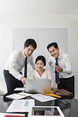 포토 JPG 편집 응시 여자 남자 40대 중년 비즈니스 모션 회의 협력 실내 대화 서기 미소 사람 앉기 정장 상반신 20대 성인 앞모습 세명 30대 비즈니스라이프 노트북 사무실 한국인 직장인 비즈니스맨 비즈니스우먼 토론 동료 회의실 오피스룩 의견 성인만 국내포토 직업 라이프스타일 시선 옷 뷰포인트 관계 표정 말하기 동양인 청년 내부 장년 전자제품 파일형식