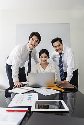 포토 JPG 편집 응시 여자 남자 40대 중년 비즈니스 모션 회의 협력 실내 대화 서기 미소 사람 앉기 정장 상반신 20대 성인 앞모습 세명 30대 비즈니스라이프 사무실 한국인 직장인 비즈니스맨 비즈니스우먼 토론 동료 회의실 오피스룩 의견 성인만 국내포토 직업 라이프스타일 시선 옷 뷰포인트 관계 표정 말하기 동양인 청년 내부 장년 파일형식