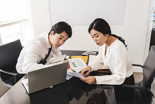 포토 JPG 편집 여자 남자 비즈니스 모션 회의 실내 대화 사람 앉기 정장 상반신 20대 성인 두명 옆모습 30대 비즈니스라이프 사무실 한국인 직장인 토론 동료 회의실 오피스룩 성인만 국내포토 직업 라이프스타일 옷 뷰포인트 관계 말하기 동양인 청년 내부 장년 파일형식