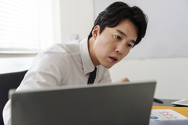 포토 JPG 편집 남자 비즈니스 모션 회의 실내 대화 한명 사람 앉기 정장 상반신 성인 옆모습 30대 비즈니스라이프 노트북 사무실 한국인 직장인 비즈니스맨 토론 회의실 오피스룩 성인남자한명만 국내포토 직업 1 라이프스타일 옷 뷰포인트 말하기 동양인 내부 장년 전자제품 남자한명만 성인남자만 파일형식