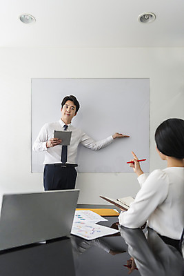 포토 JPG 편집 여자 남자 비즈니스 모션 회의 실내 대화 서기 들기 사람 앉기 정장 상반신 20대 성인 두명 앞모습 뒷모습 30대 비즈니스라이프 태블릿 사무실 한국인 직장인 비즈니스맨 비즈니스우먼 토론 동료 회의실 오피스룩 성인만 국내포토 직업 라이프스타일 옷 뷰포인트 관계 말하기 동양인 청년 내부 장년 전자제품 스마트기기 파일형식