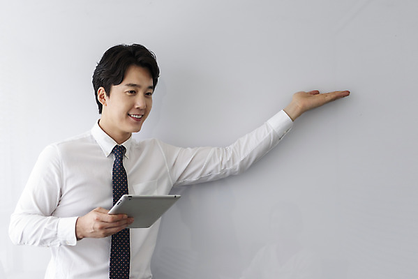 포토 JPG 편집 남자 비즈니스 모션 회의 실내 대화 설명 한명 서기 들기 사람 정장 상반신 성인 앞모습 30대 비즈니스라이프 태블릿 사무실 한국인 가리킴 직장인 비즈니스맨 발표 회의실 문서 오피스룩 성인남자한명만 국내포토 직업 1 라이프스타일 옷 뷰포인트 말하기 동양인 손짓 내부 장년 전자제품 스마트기기 남자한명만 성인남자만 파일형식