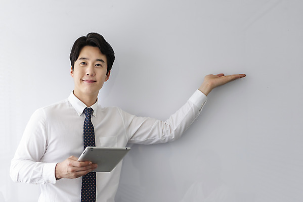 포토 JPG 편집 남자 비즈니스 모션 회의 실내 설명 한명 서기 미소 들기 사람 정장 상반신 성인 앞모습 30대 비즈니스라이프 태블릿 사무실 한국인 가리킴 직장인 비즈니스맨 발표 회의실 문서 오피스룩 성인남자한명만 국내포토 직업 1 라이프스타일 옷 뷰포인트 표정 동양인 손짓 내부 장년 전자제품 스마트기기 남자한명만 성인남자만 파일형식