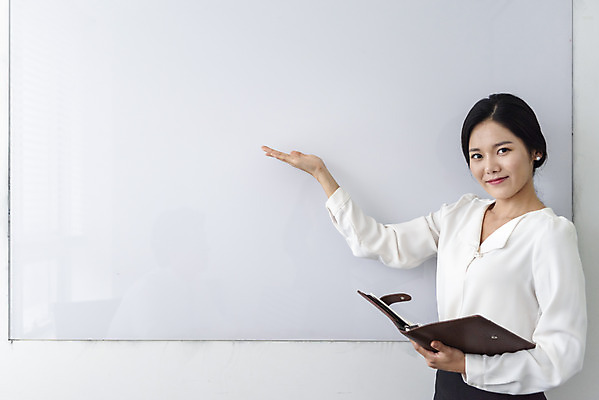 포토 JPG 편집 여자 비즈니스 모션 회의 실내 대화 설명 한명 서기 들기 사람 정장 상반신 성인 앞모습 비즈니스라이프 사무실 한국인 직장인 비즈니스우먼 발표 회의실 문서 오피스룩 성인여자한명만 국내포토 직업 1 라이프스타일 옷 뷰포인트 말하기 동양인 내부 여자한명만 성인여자만 파일형식