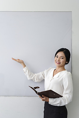 포토 JPG 편집 여자 비즈니스 모션 회의 실내 대화 설명 한명 서기 들기 사람 정장 상반신 성인 앞모습 비즈니스라이프 사무실 한국인 직장인 발표 회의실 문서 오피스룩 성인여자한명만 국내포토 직업 1 라이프스타일 옷 뷰포인트 말하기 동양인 내부 여자한명만 성인여자만 파일형식