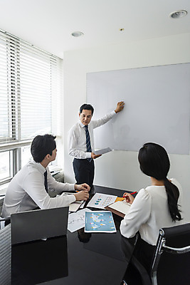 포토 JPG 편집 여자 남자 중년 비즈니스 모션 실내 이야기 대화 서기 사람 앉기 정장 상반신 성인 앞모습 뒷모습 세명 비즈니스라이프 사무실 한국인 직장인 비즈니스맨 비즈니스우먼 상사 동료 회의실 오피스룩 부하직원 성인만 국내포토 직업 라이프스타일 옷 뷰포인트 관계 말하기 동양인 내부 파일형식