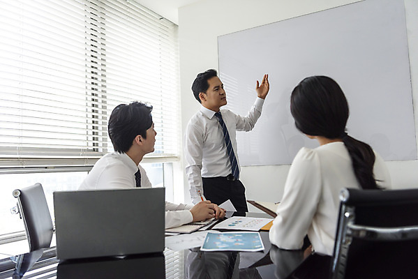 포토 JPG 편집 여자 남자 40대 중년 비즈니스 모션 회의 실내 이야기 대화 서기 사람 앉기 정장 상반신 20대 성인 옆모습 뒷모습 세명 30대 비즈니스라이프 사무실 한국인 직장인 비즈니스맨 비즈니스우먼 상사 동료 회의실 오피스룩 부하직원 성인만 국내포토 직업 라이프스타일 옷 뷰포인트 관계 말하기 동양인 청년 내부 장년 파일형식