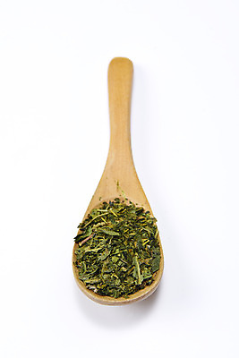 포토 JPG 스튜디오촬영 동양문화 티타임 건조 실내 누끼 사람없음 초록색 차 녹차 오브젝트 흰배경 유기농 나무숟가락 찻잎 말차 디톡스 국내포토 웰빙 문화 음료 컬러 백그라운드 휴식 건강 내부 차_음료 숟가락 흰색 파일형식