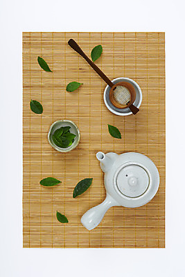 포토 JPG 스튜디오촬영 동양문화 티타임 실내 누끼 사람없음 초록색 하이앵글 차 찻잔 다기 다도 찻주전자 녹차 오브젝트 유기농 대나무발 녹차잎 플랫레이 디톡스 국내포토 웰빙 문화 음료 뷰포인트 컬러 주전자 휴식 잔 건강 내부 차_음료 예절 플랫 찻잎 파일형식