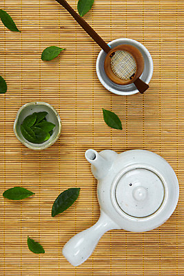 포토 JPG 스튜디오촬영 동양문화 티타임 실내 누끼 사람없음 초록색 하이앵글 차 찻잔 다기 다도 찻주전자 녹차 오브젝트 유기농 대나무발 녹차잎 플랫레이 디톡스 국내포토 웰빙 문화 음료 뷰포인트 컬러 주전자 휴식 잔 건강 내부 차_음료 예절 플랫 찻잎 파일형식