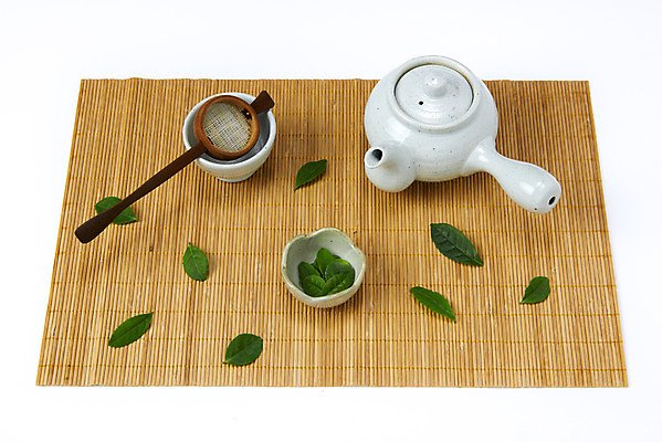 포토 JPG 스튜디오촬영 동양문화 티타임 실내 누끼 사람없음 초록색 차 찻잔 다기 다도 찻주전자 녹차 오브젝트 유기농 대나무발 녹차잎 디톡스 국내포토 웰빙 문화 음료 컬러 주전자 휴식 잔 건강 내부 차_음료 예절 찻잎 파일형식